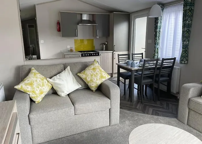 The Warrens - 2 Bed Caravan For 4 & Private Hot Tub