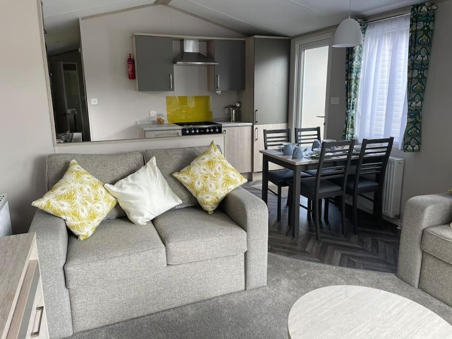 Apartment The Warrens - 2 Bed Caravan For 4 & Private Hot Tub *