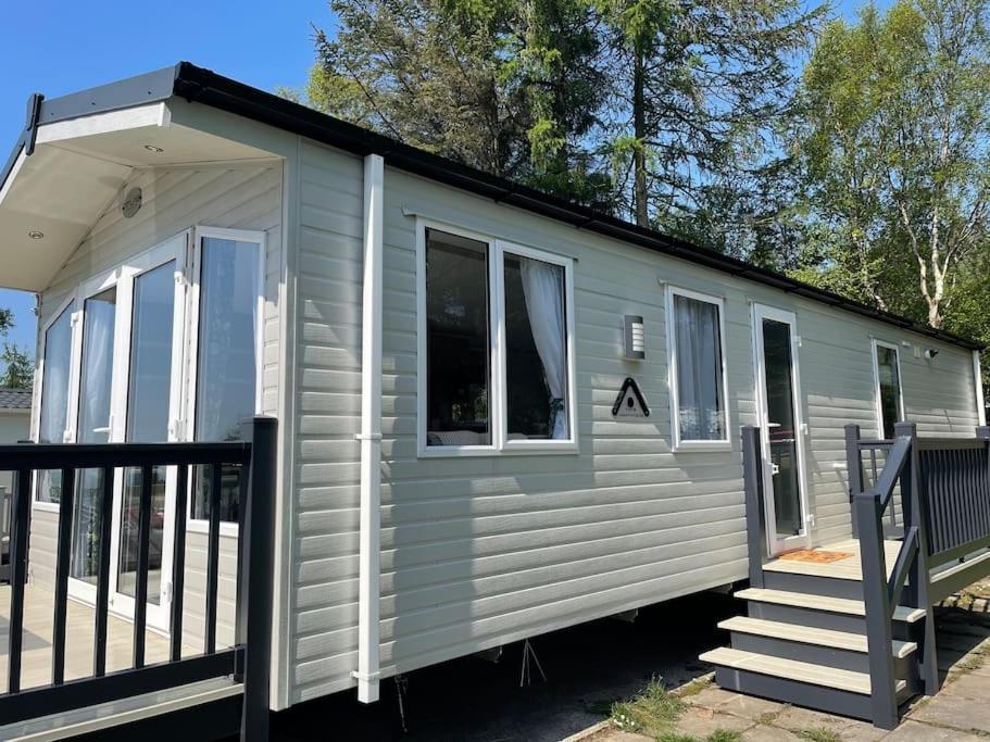 The Warrens - 2 Bed Caravan For 4 & Private Hot Tub *