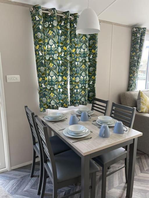 The Warrens - 2 Bed Caravan For 4 & Private Hot Tub Apartment Swarland