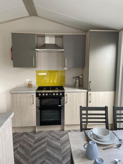 The Warrens - 2 Bed Caravan For 4 & Private Hot Tub * Swarland