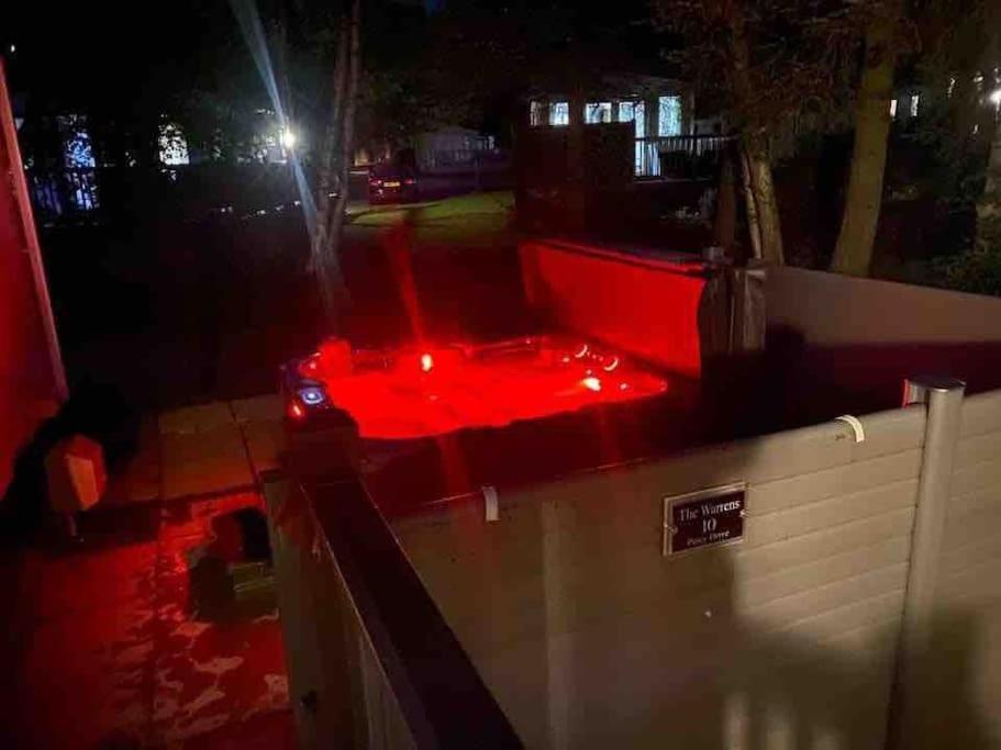 The Warrens - 2 Bed Caravan For 4 & Private Hot Tub Apartment Swarland
