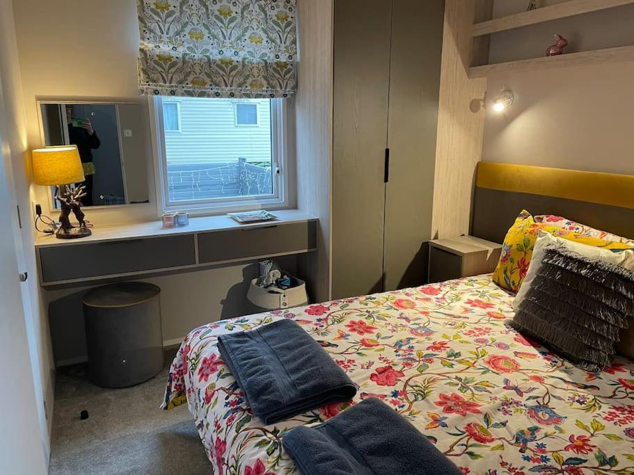 The Warrens - 2 Bed Caravan For 4 & Private Hot Tub Swarland