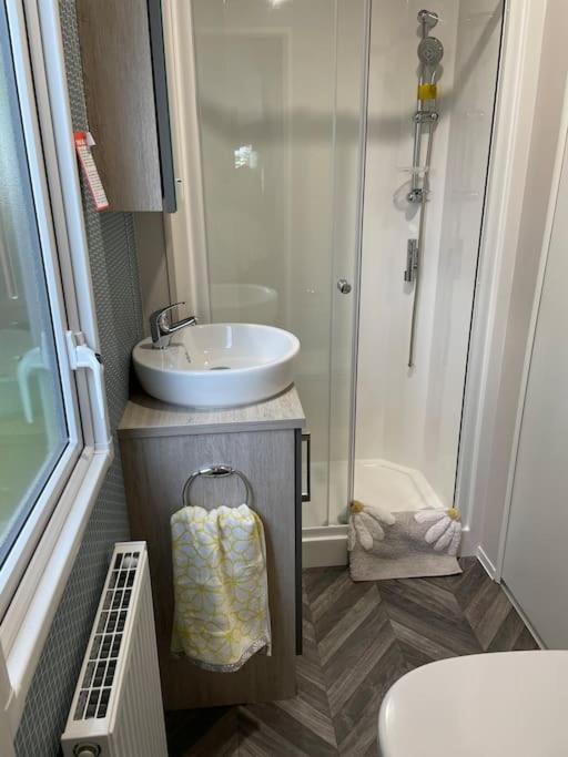 The Warrens - 2 Bed Caravan For 4 & Private Hot Tub